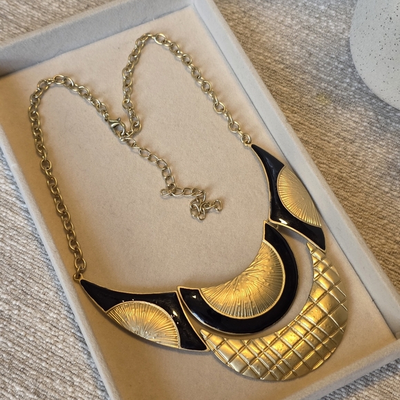 Vintage Matte Gold Necklace with Articulated Bid Design - Picture 3 of 8